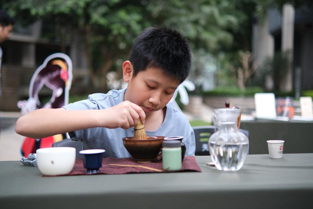 为父母“点”一杯茶奏一首曲孩子们如许外达孝心｜文明大篷车开云全站社区行(图2)