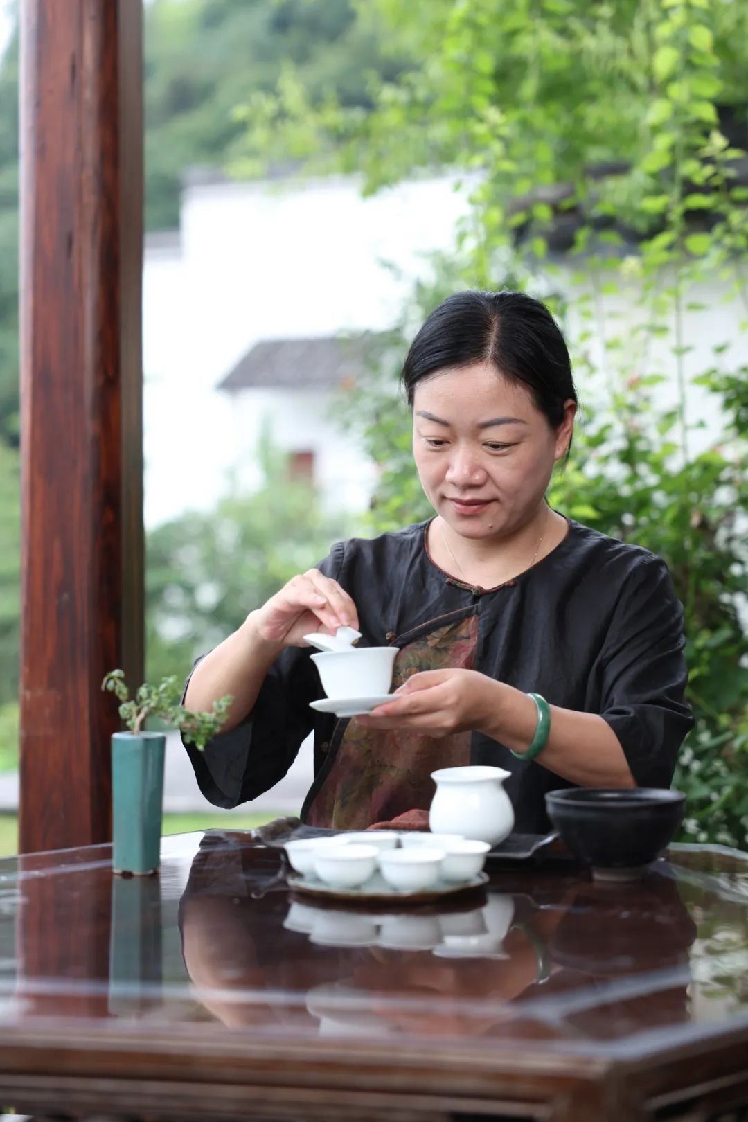 开云全站27年与茶相伴武夷茶艺非遗传承人正在抖音电商传达品茶之道(图1)